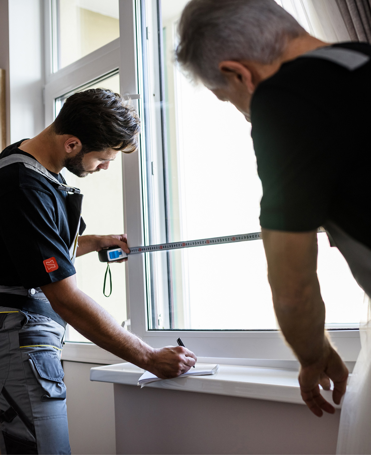 Artisans en train de prendre des mesures