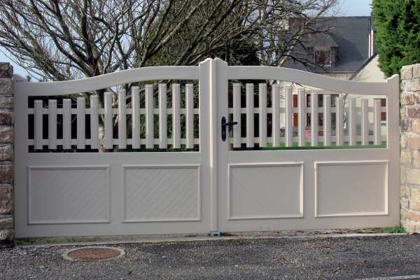 Portail PVC semi-plein